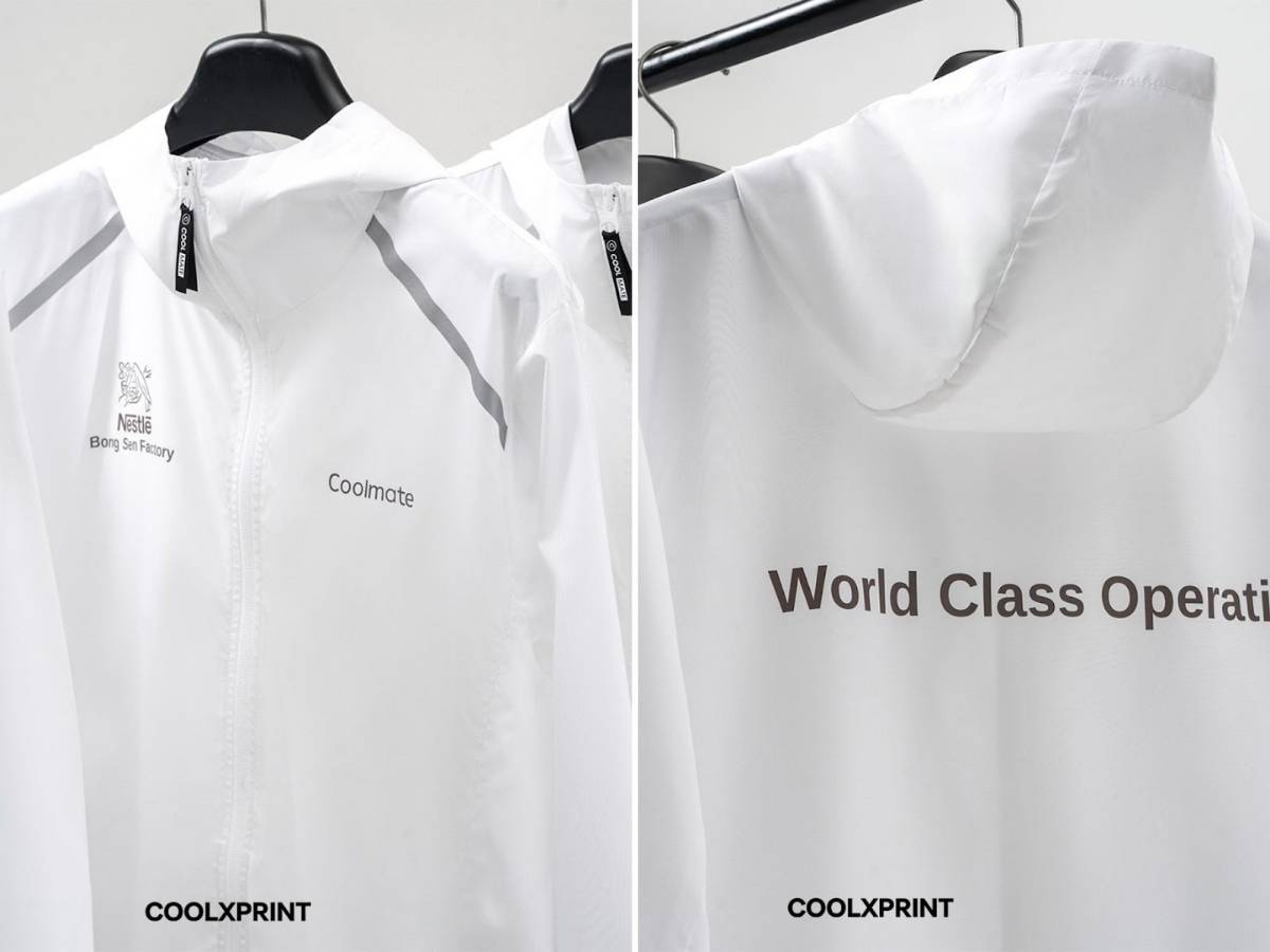 Chi tiết logo in trên áo khoác Coolmate