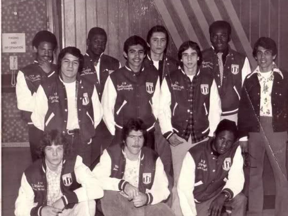 Đội thể thao đại học Mỹ xưa mặc áo Varsity Jacket