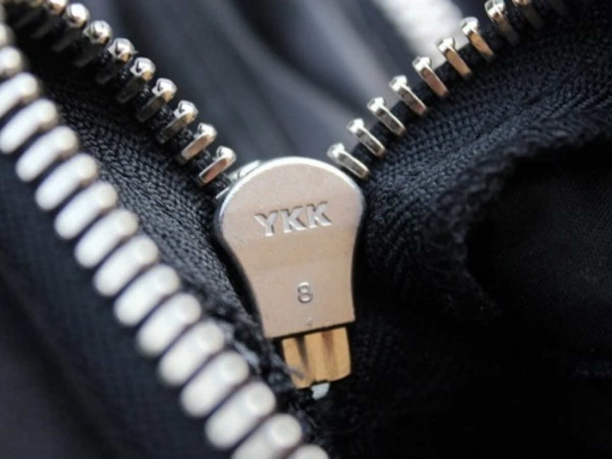 Cận cảnh đường may thẳng tắp và logo trên khóa kéo YKK của áo khoác Coolmate