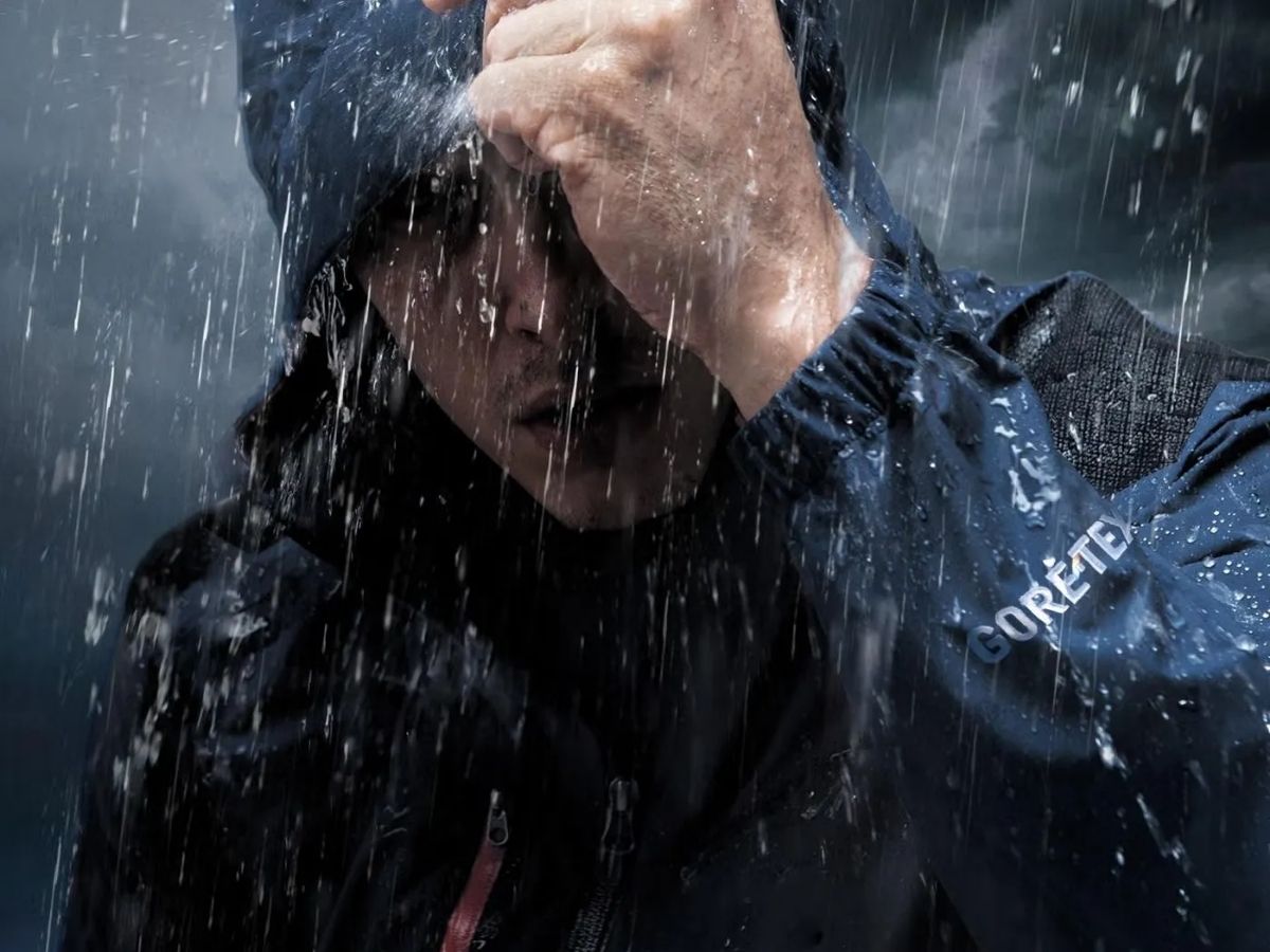 Hình ảnh giọt nước trượt trên bề mặt vải áo khoác dù Coolmate để chứng minh tính năng chống thấm