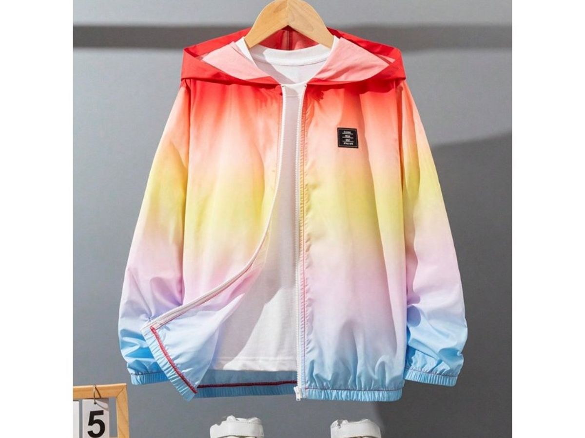 Chi tiết áo khoác dù có hiệu ứng loang màu gradient đẹp mắt, chuyển từ màu xanh nhạt sang tím