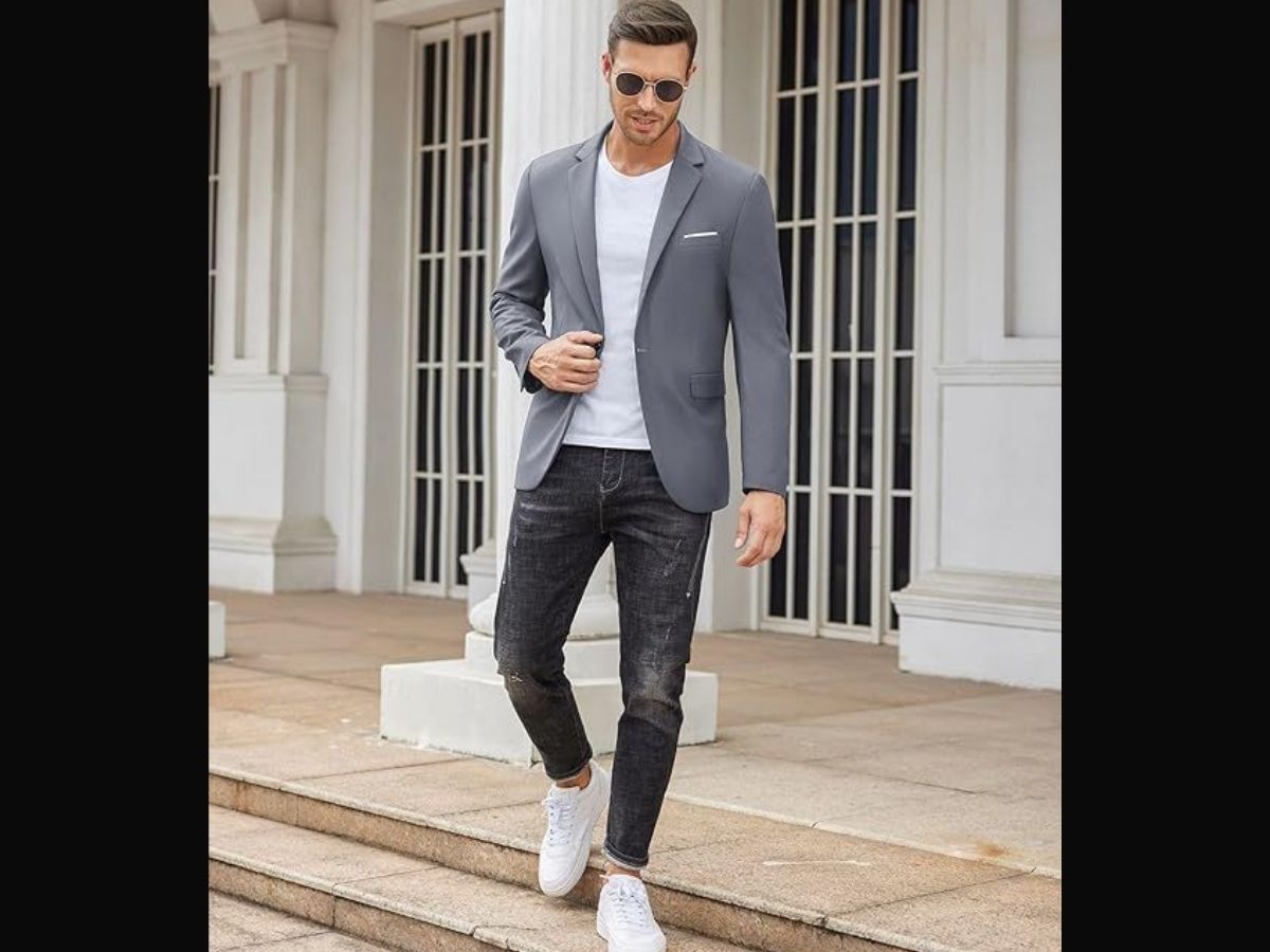 Người mẫu nam mặc blazer single-breasted màu xám, phối cùng áo thun trắng và quần jeans