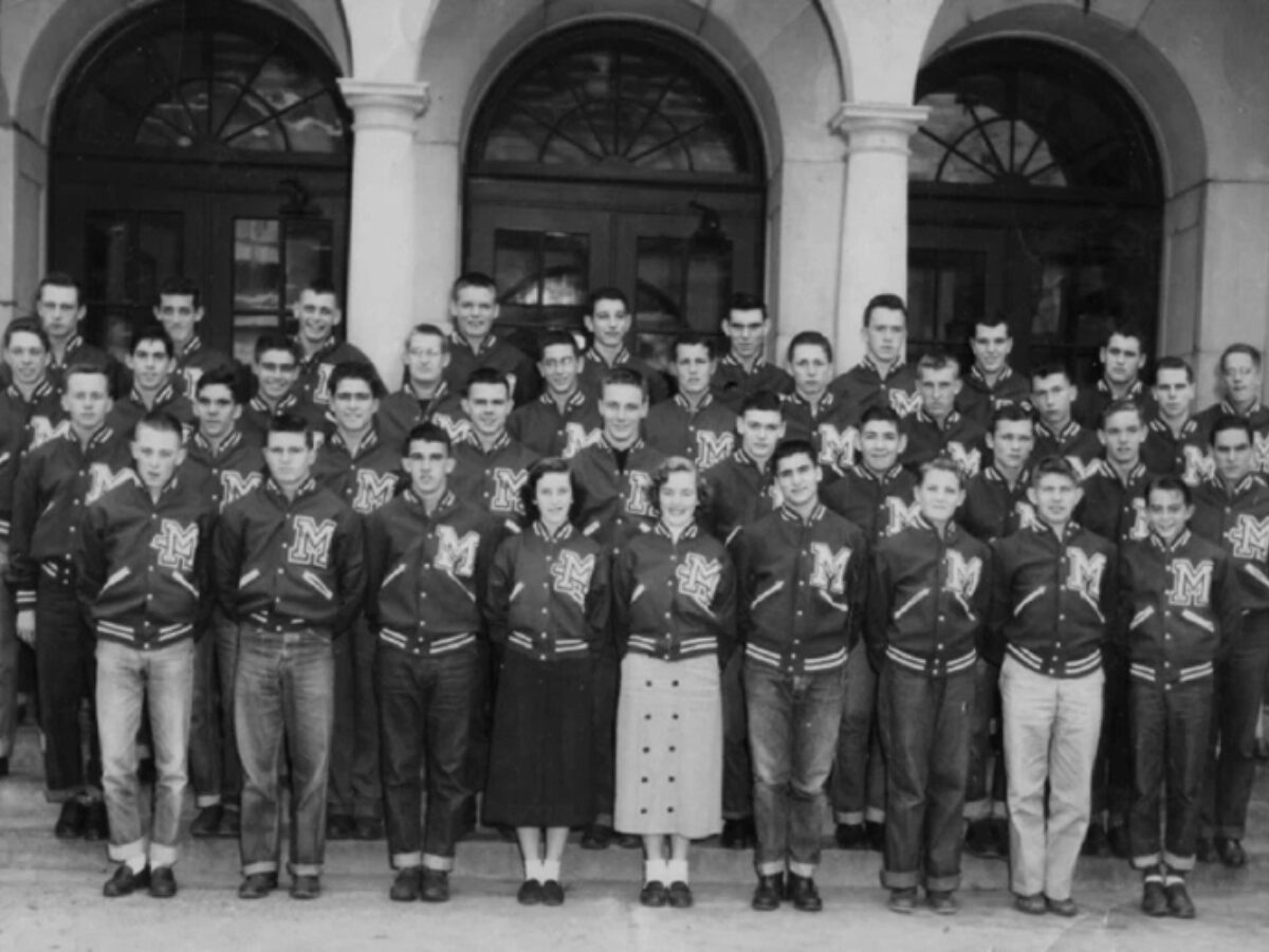 Hình ảnh vintage của đội thể thao đại học Harvard mặc những chiếc áo Varsity Jacket đầu tiên