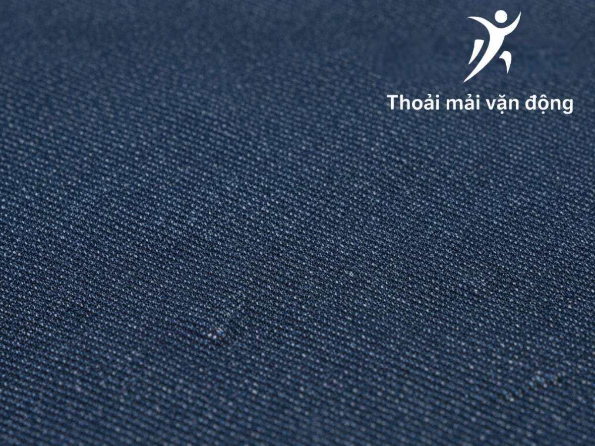 Cận cảnh chi tiết chất liệu vải Denim pha co giãn của Coolmate