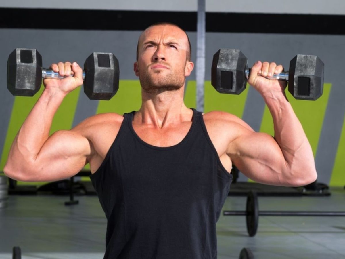 Chọn mức tạ phù hợp và tập trung vào kỹ thuật thay vì tạ nặng