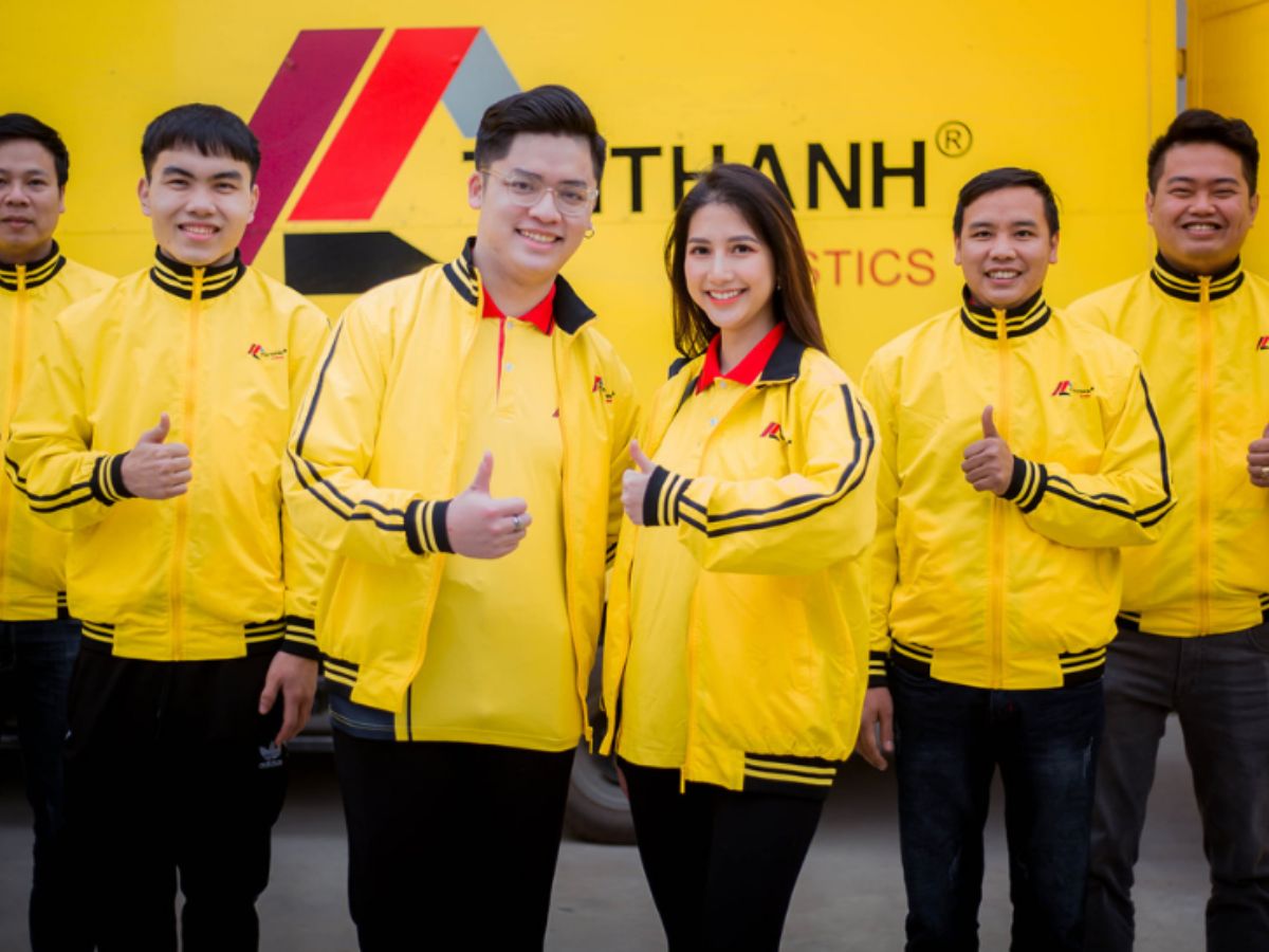 Đồng phục công ty màu vàng