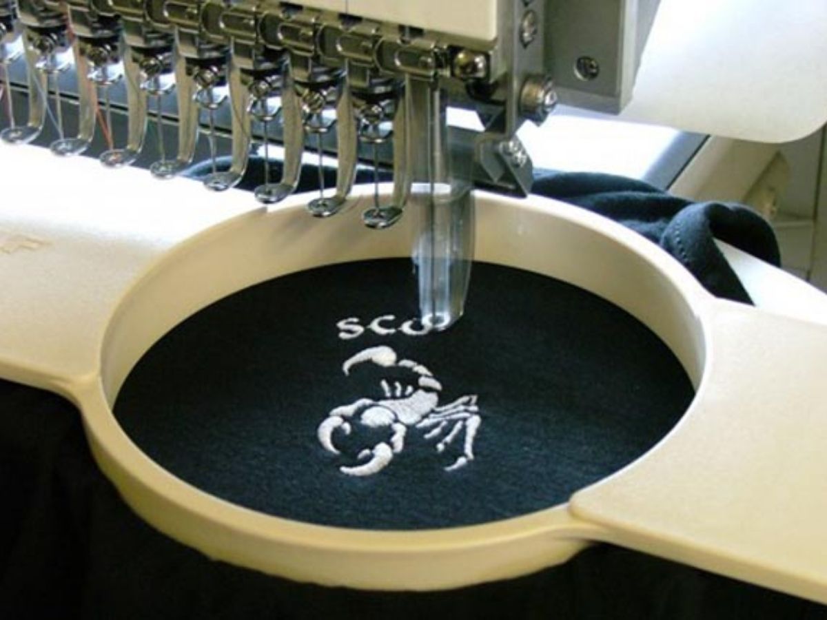 Thêu vi tính sang trọng, bền bỉ và tinh tế, phù hợp cho logo nhỏ, chi tiết