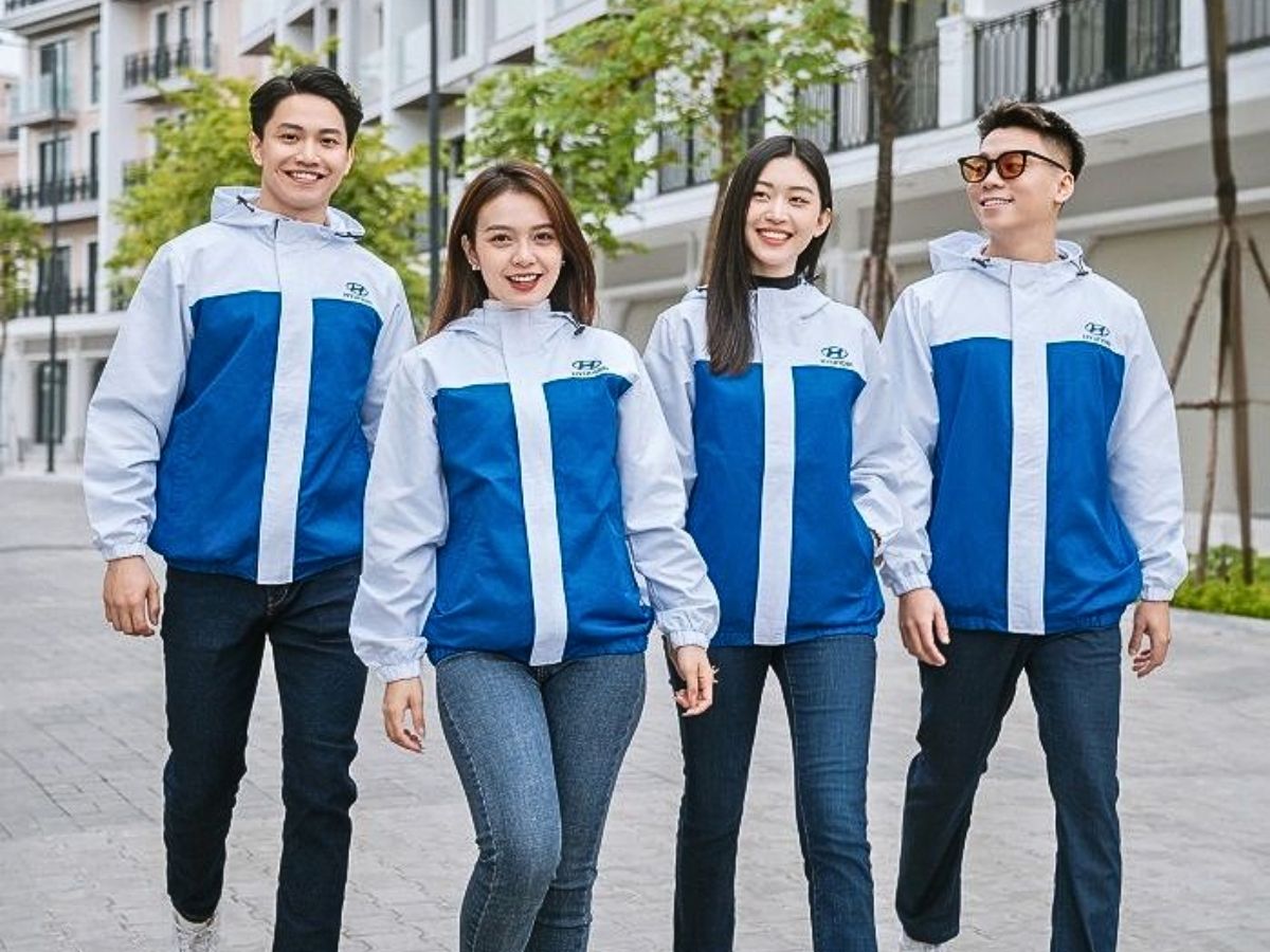 Áo khoác gió có mũ là lựa chọn phổ biến hiện nay