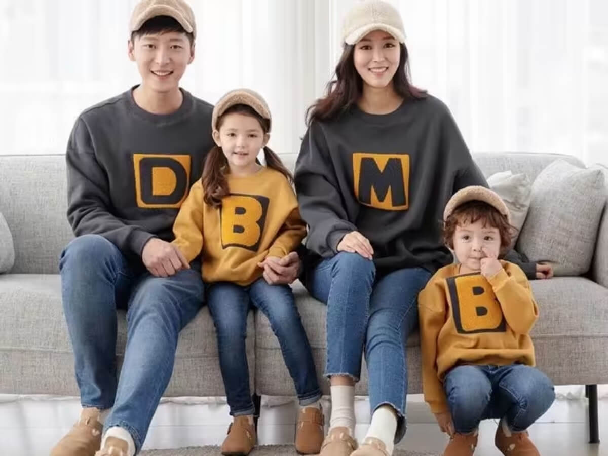 Phối áo hoodie gia đình với quần jeans/kaki