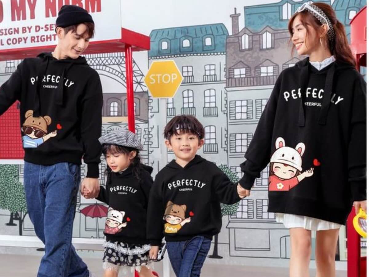 Phối áo hoodie gia đình với phụ kiện nổi bật