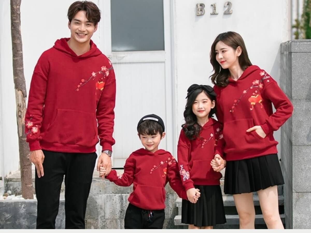 Áo hoodie gia đình cá tính với họa tiết độc đáo