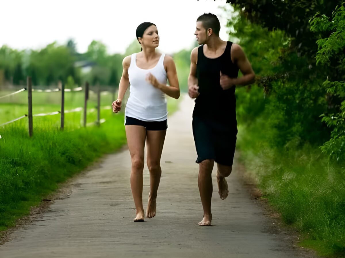 lợi ích chạy bộ chân trần