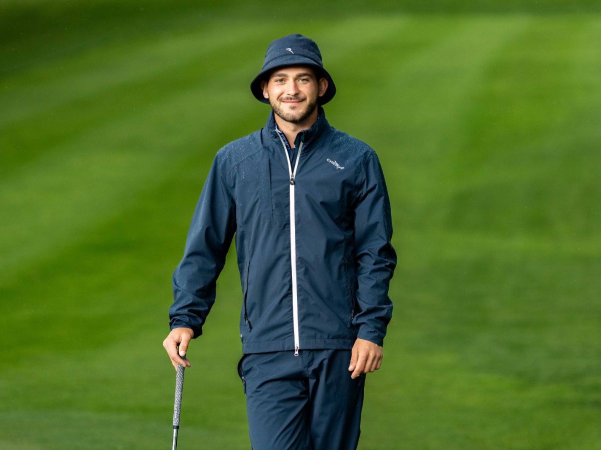 Phối đồ với áo khoác golf nam chuẩn mực trên sân golf