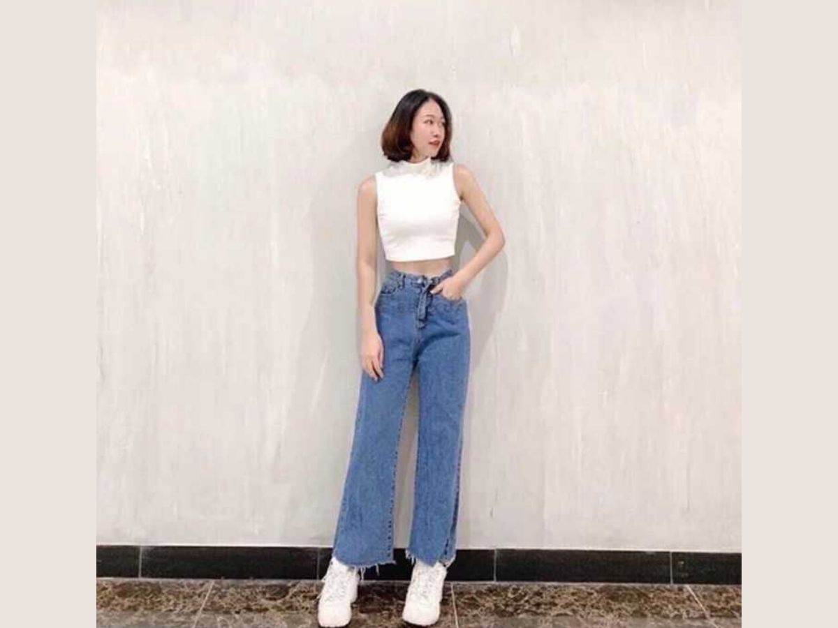Quần jeans ống rộng cạp cao phối cùng áo croptop trắng năng động