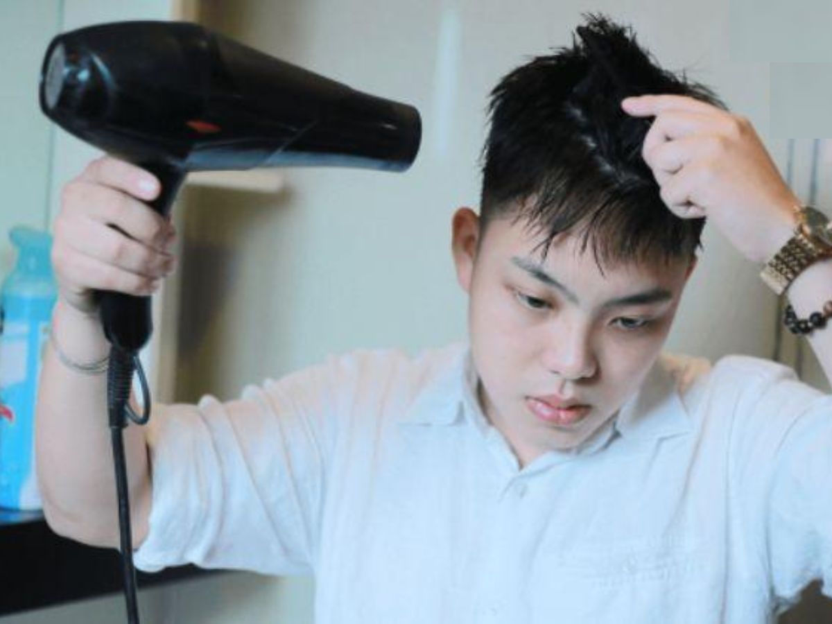 Sấy ở nhiệt độ vừa phải, giữ máy sấy cách tóc khoảng 15-20cm để bảo vệ tóc