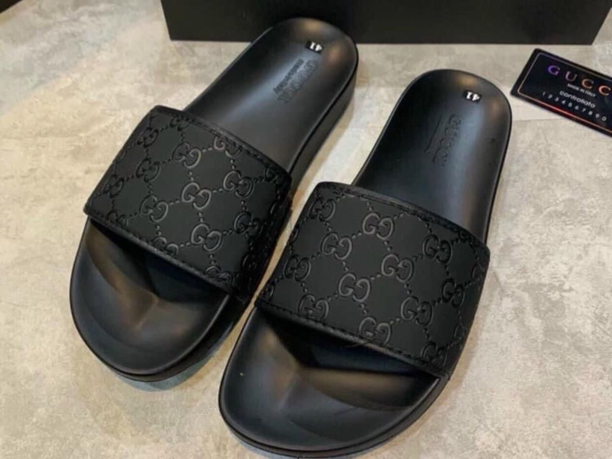 Dép Gucci GG Supreme Slide với họa tiết độc quyền