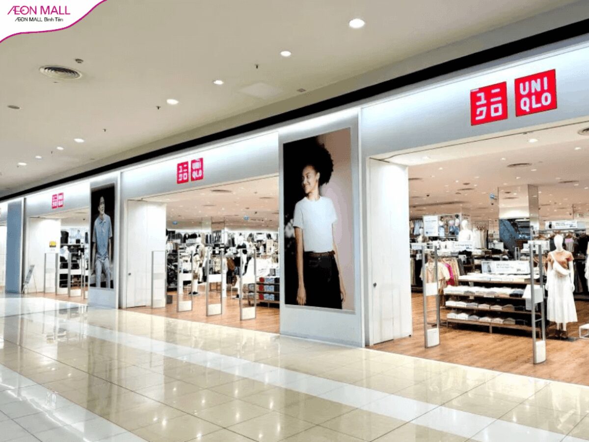 Chi nhánh Uniqlo AEON MALL Bình Tân thu hút khách hàng bởi không gian rộng rãi, bài trí bắt mắt