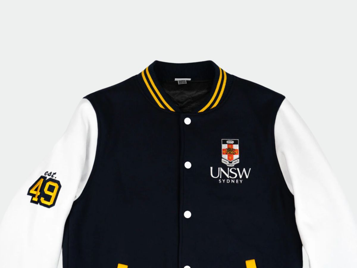 Kiểm tra kĩ các chi tiết trên áo khi mua để đảm bảo áo không bị lỗi