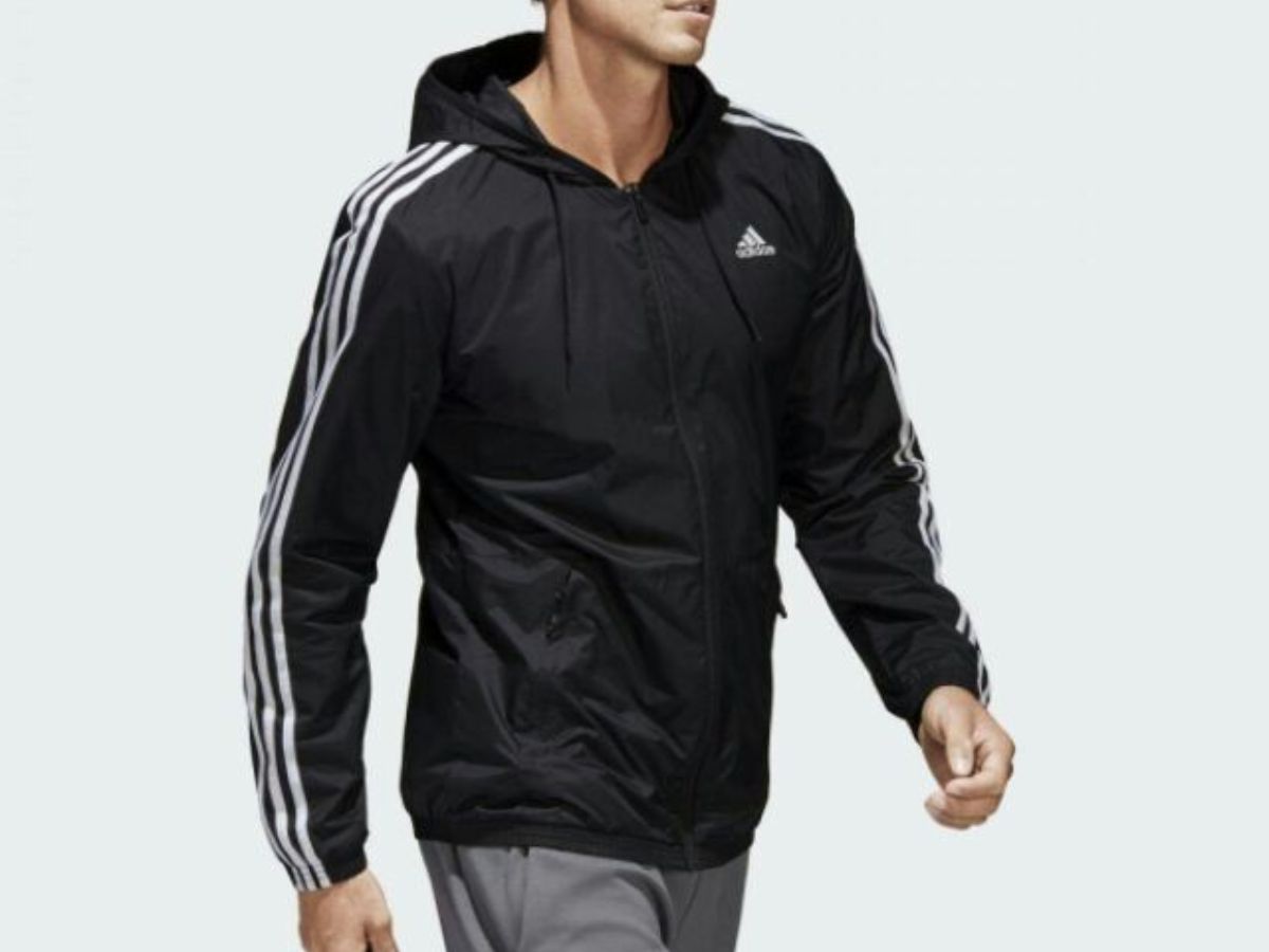 Adidas là một trong các thương hiệu áo khoác gió nam được ưa chuộng