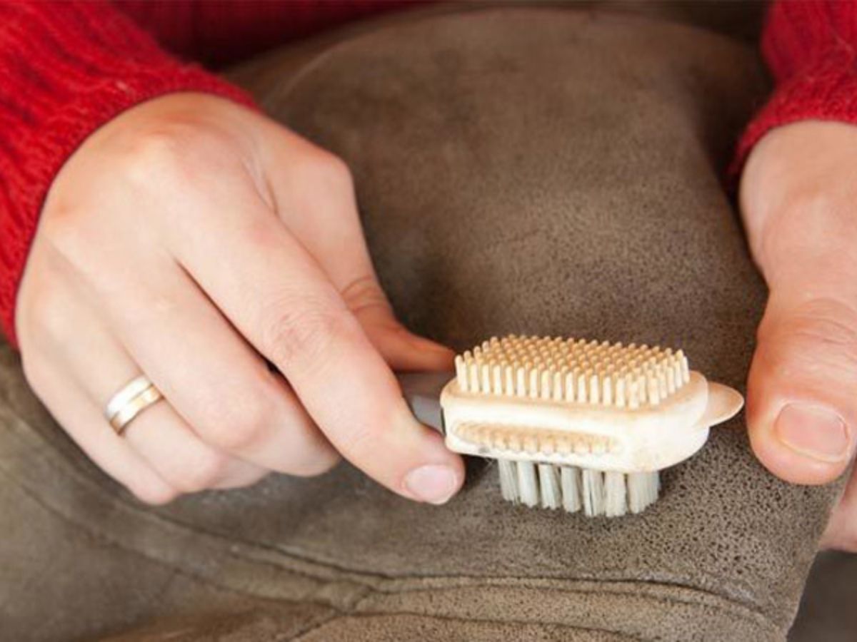 Dùng bàn chải chuyên dụng chải nhẹ nhàng trên bề mặt áo da lộn