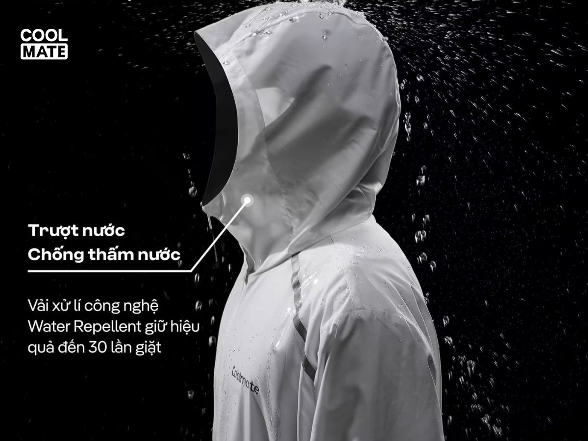 Áo khoác gió Coolmate với hiệu ứng chống nước