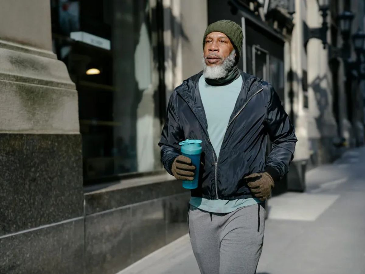 Chạy bộ có nên mặc áo khoác? Phân tích ưu nhược điểm