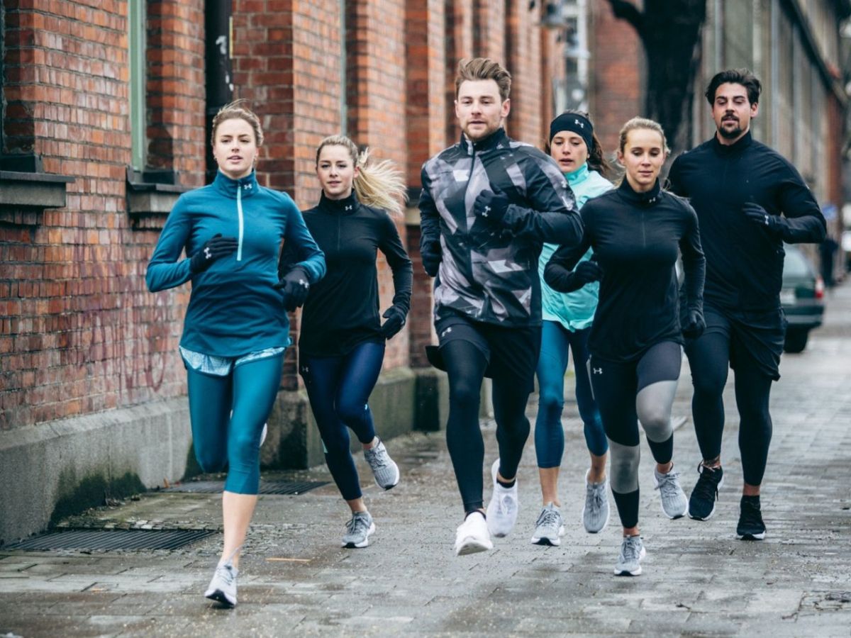 Chạy bộ có nên mặc áo khoác? Phân tích ưu nhược điểm