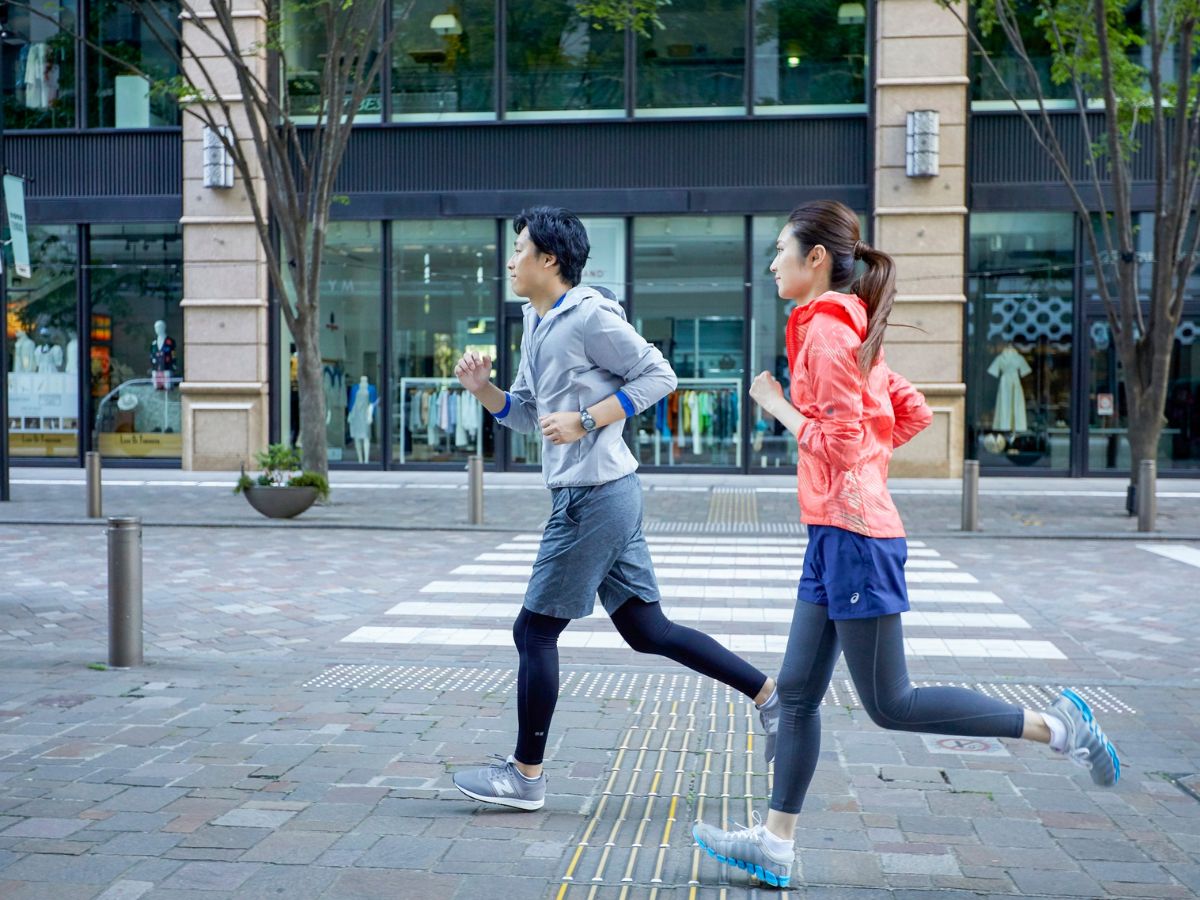 Chạy bộ có nên mặc áo khoác nhưng cũng dễ khiến bị sốc nhiệt