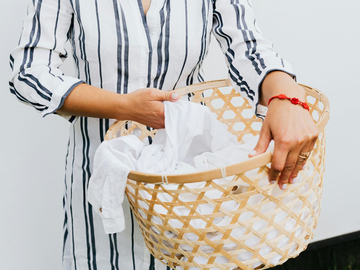 Ưu tiên giặt áo khoác gió bằng tay