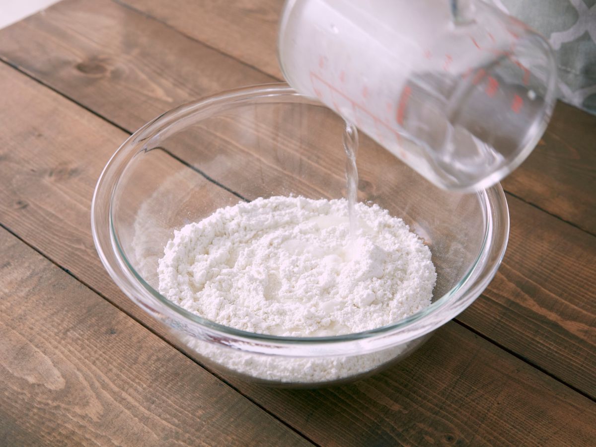 Dùng baking soda để xử lý vết mốc trên áo khoác gió