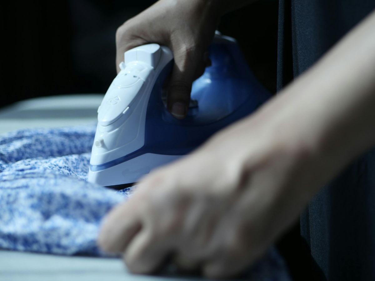 Là ủi áo gió cũng cần tùy theo chất liệu