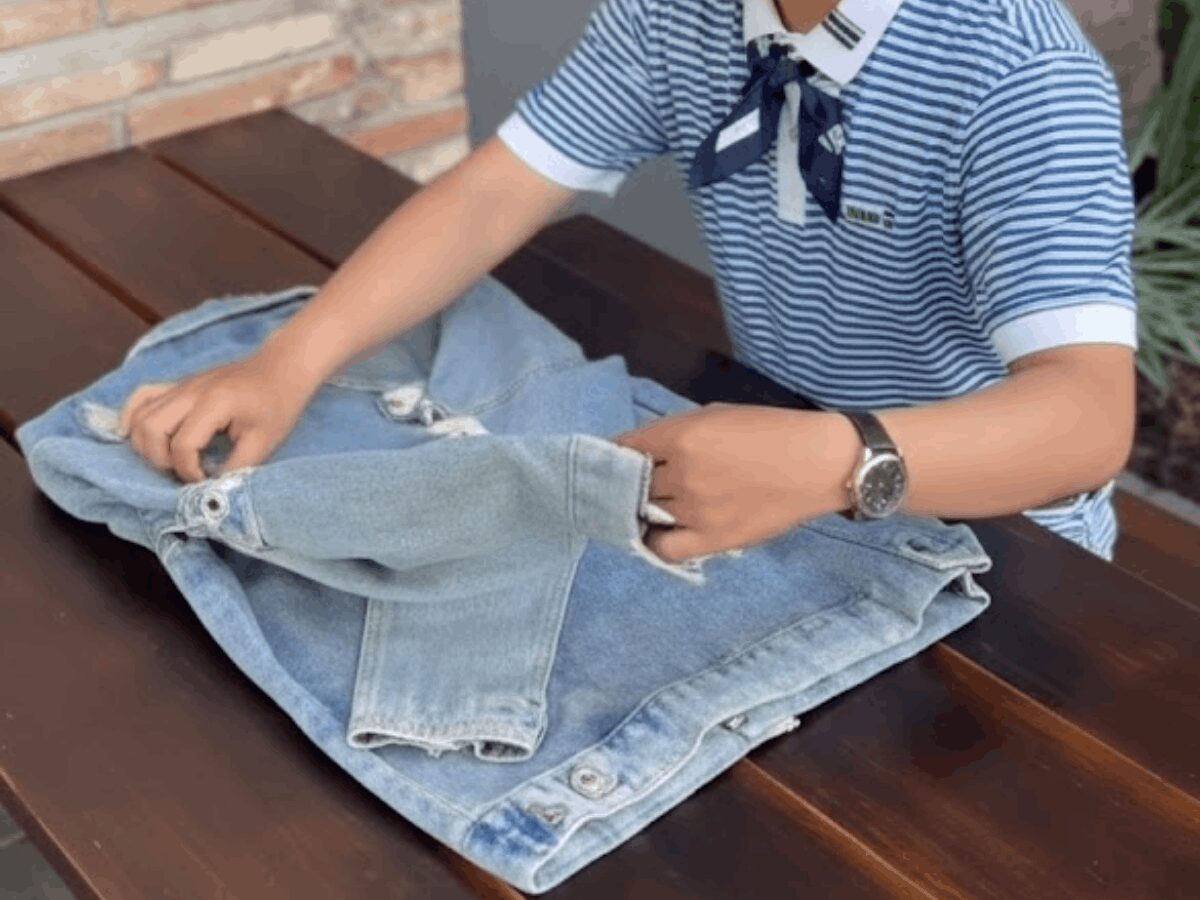 Gấp áo khoác denim theo đường may