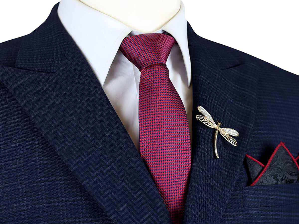 Cà vạt vải lụa phối với áo sơ mi trắng