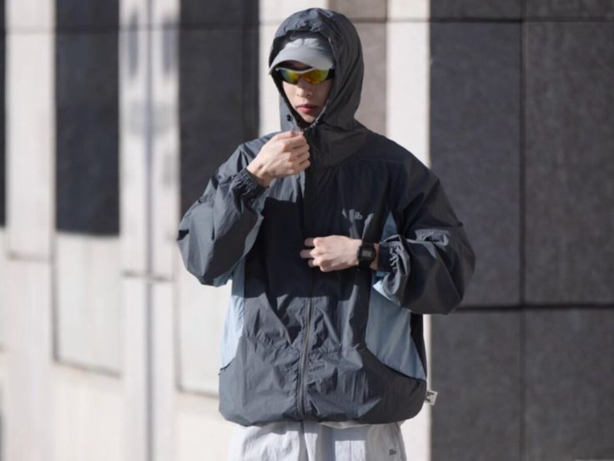 Áo khoác gió là item quen thuộc và hữu ích trong nhiều hoàn cảnh