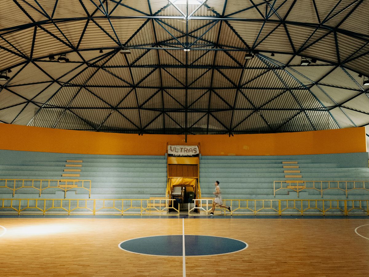 Nên tìm sân cầu lông có các tiện ích đi kèm