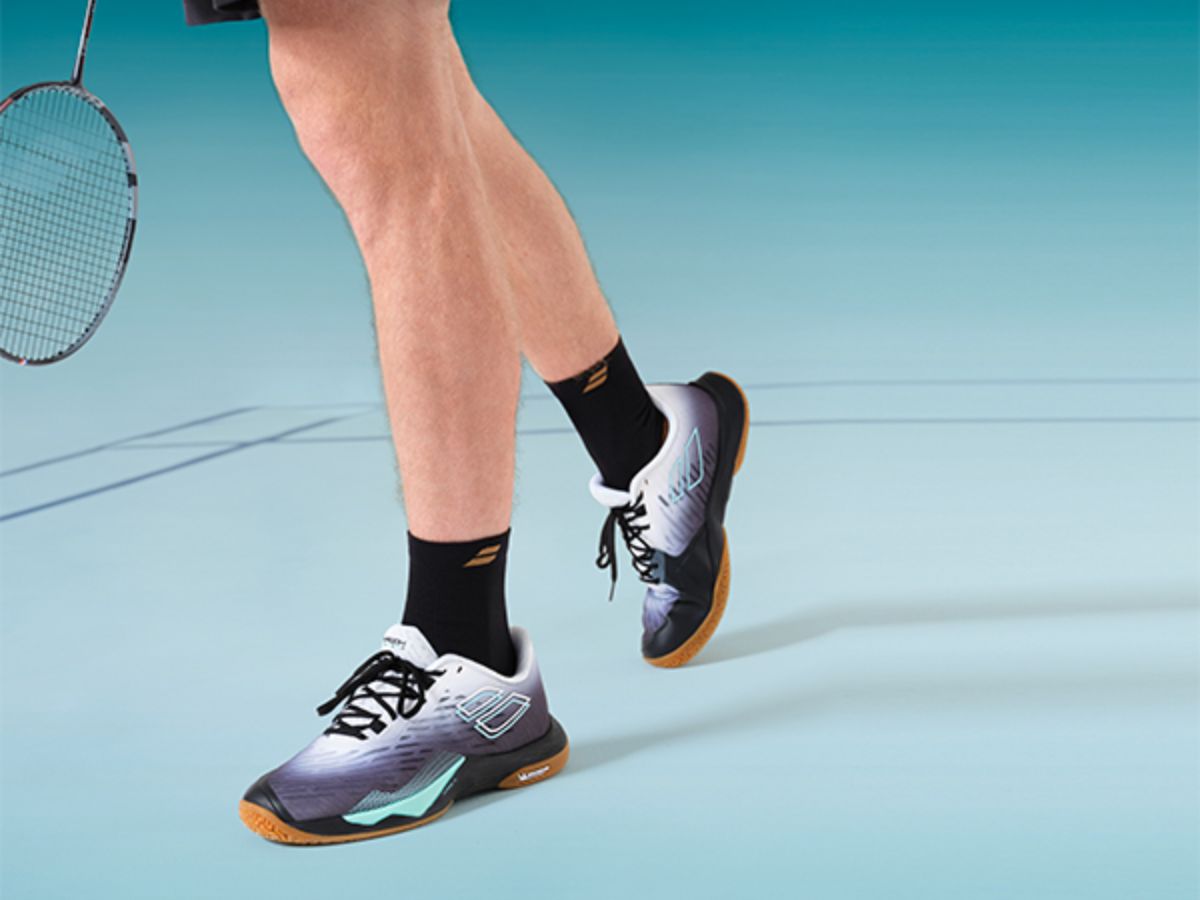 Tại sao cách vệ sinh giày cầu thường xuyên và đúng cách lại quan trong?