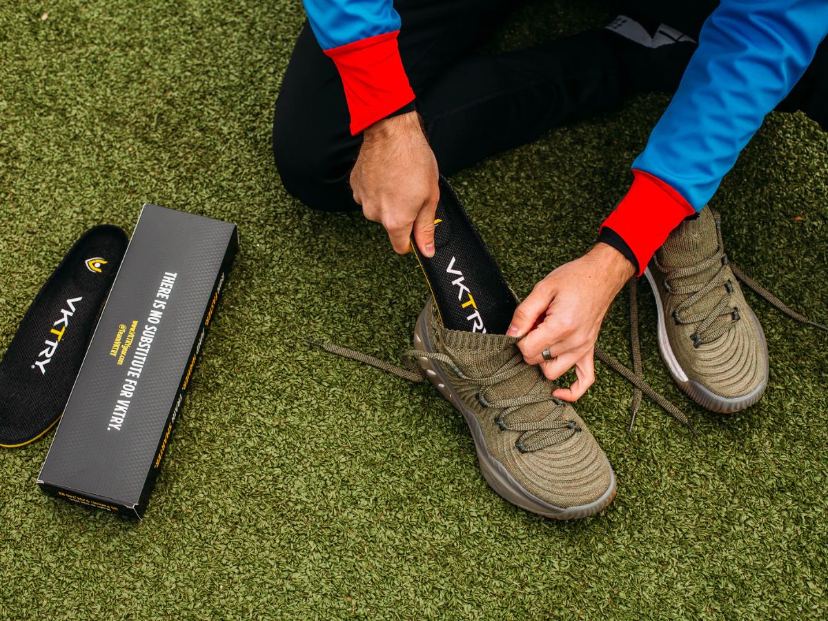 Tháo dây giày và lót giày