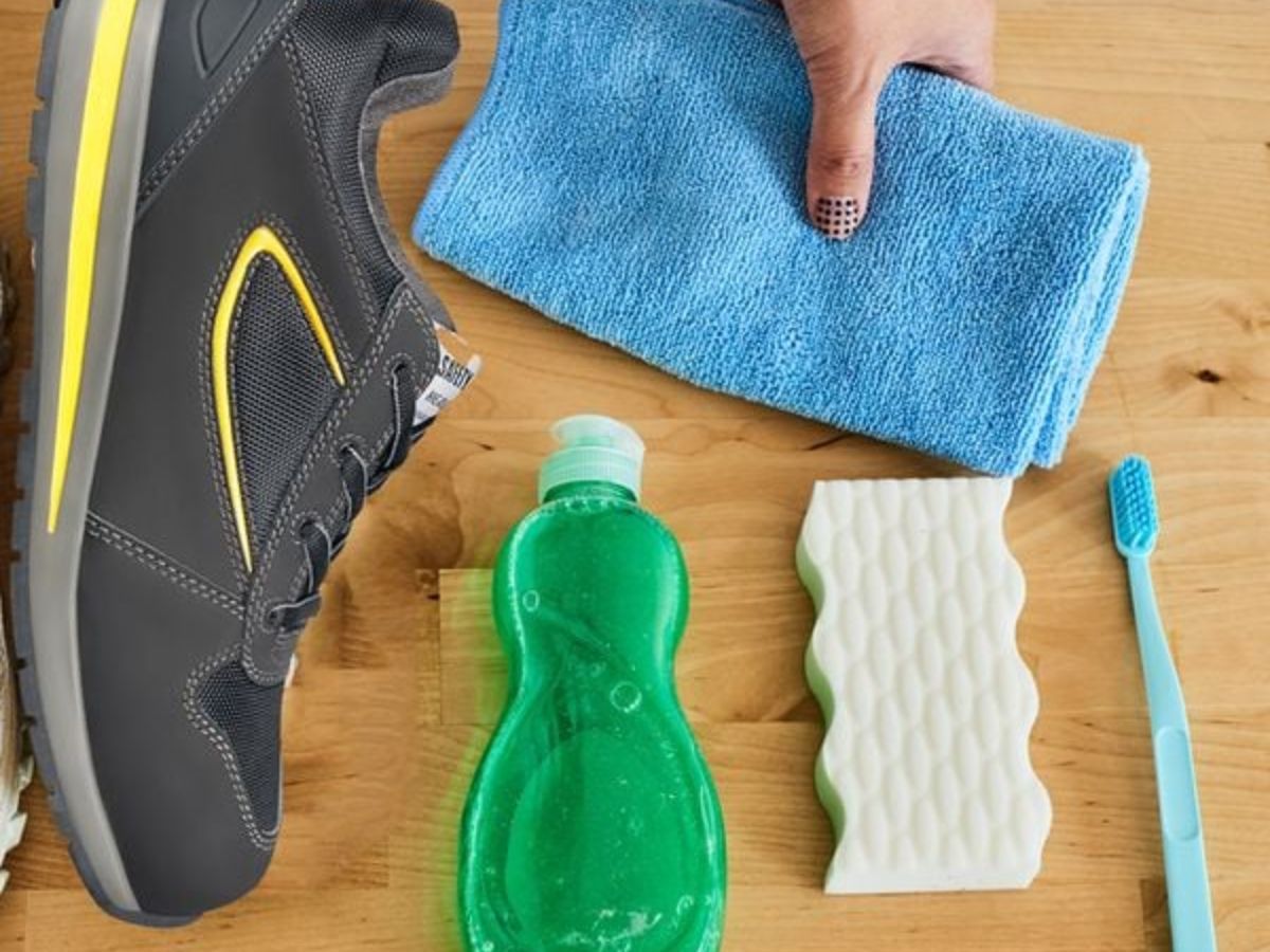 Chuẩn bị dụng cụ trước khi bắt tay vào vệ sinh giày cầu lông