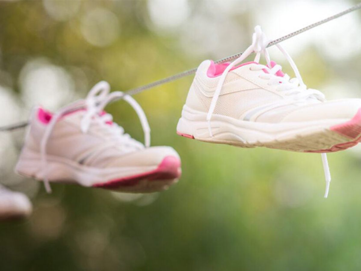 Phơi khô giày cầu lông đúng cách