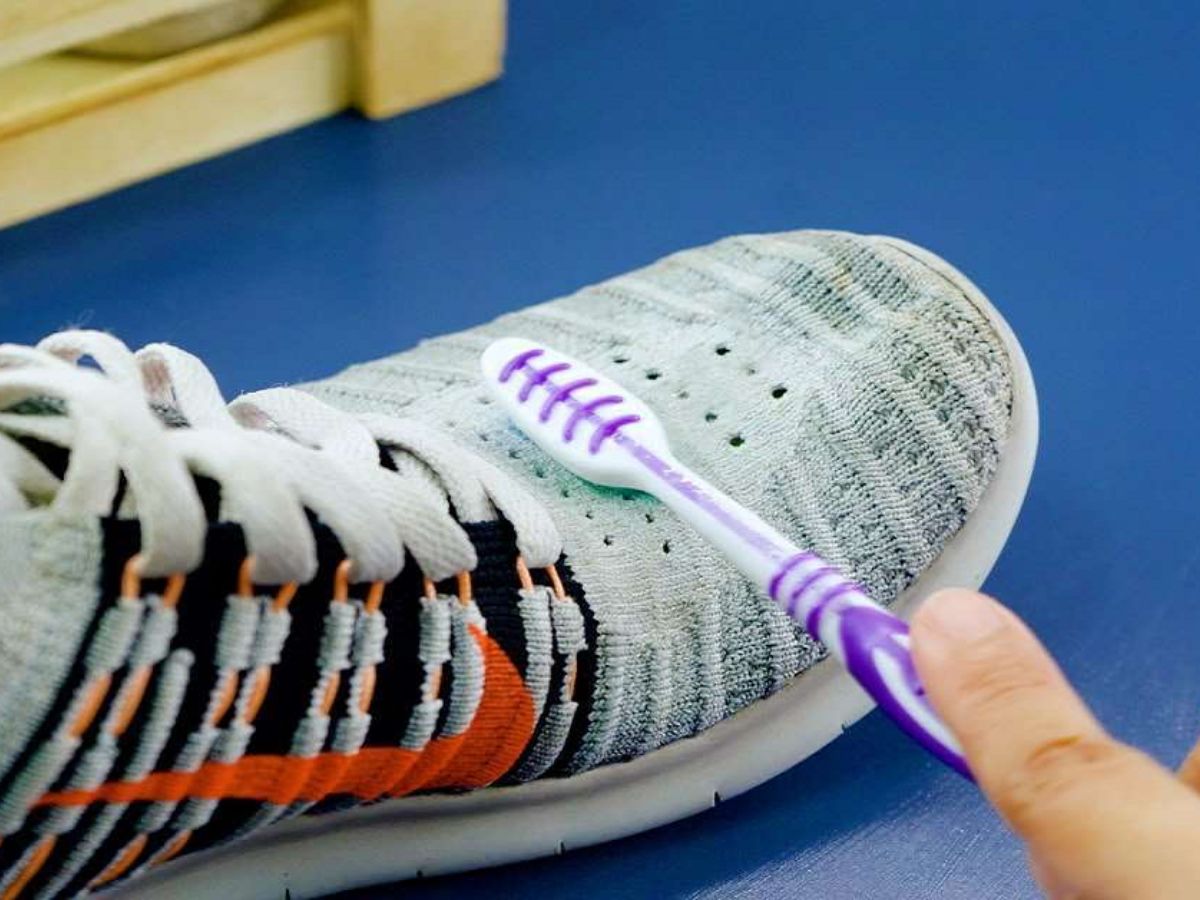 Cách vệ sinh giày cầu lông