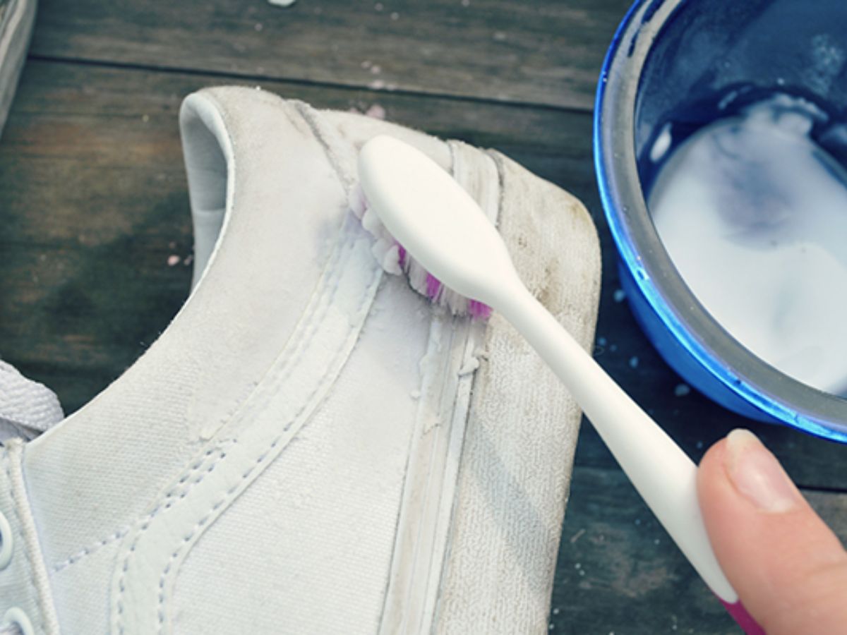 Làm sạch và làm trắng đế giày