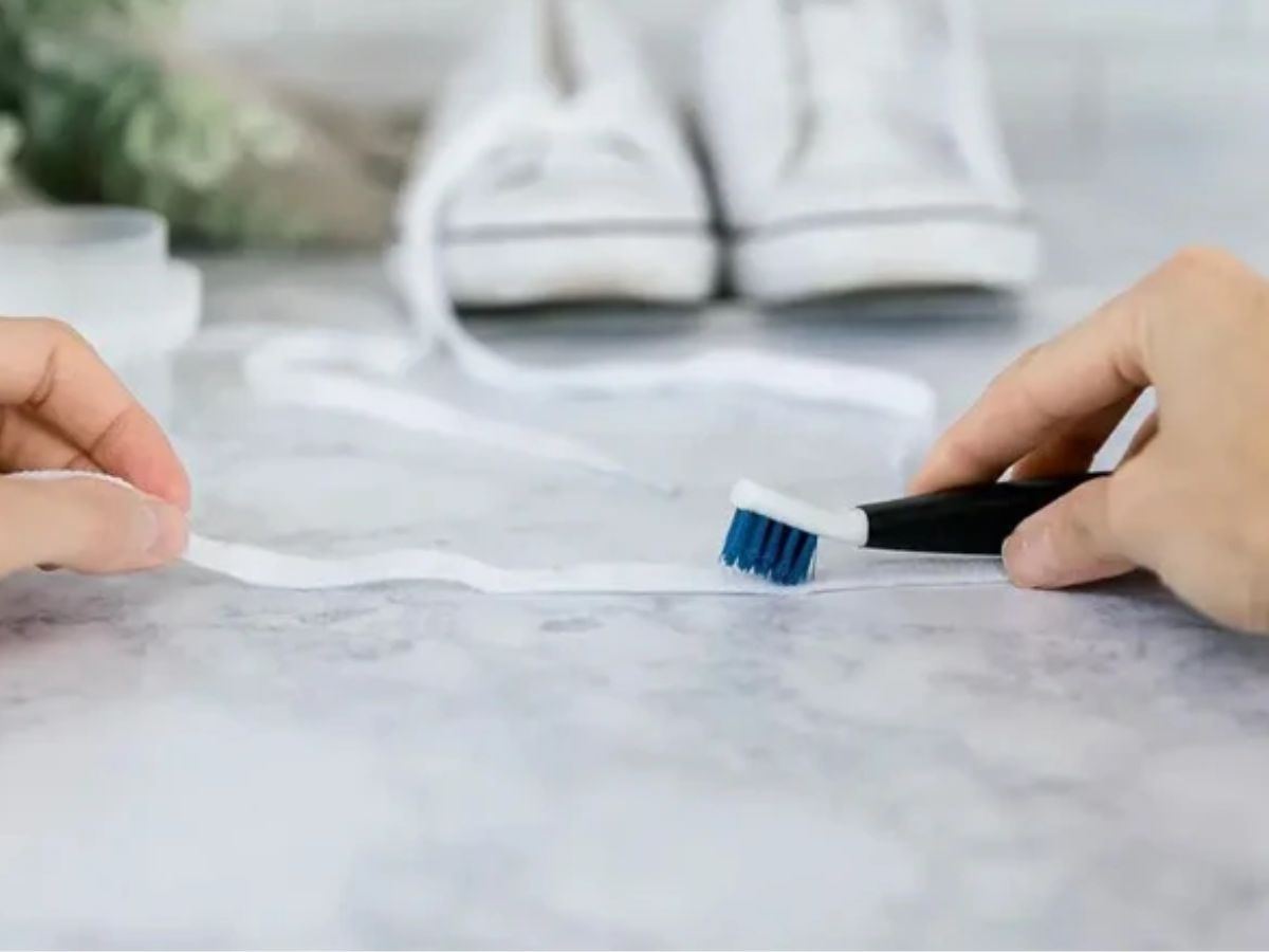 Vệ sinh dây giày và lót giày