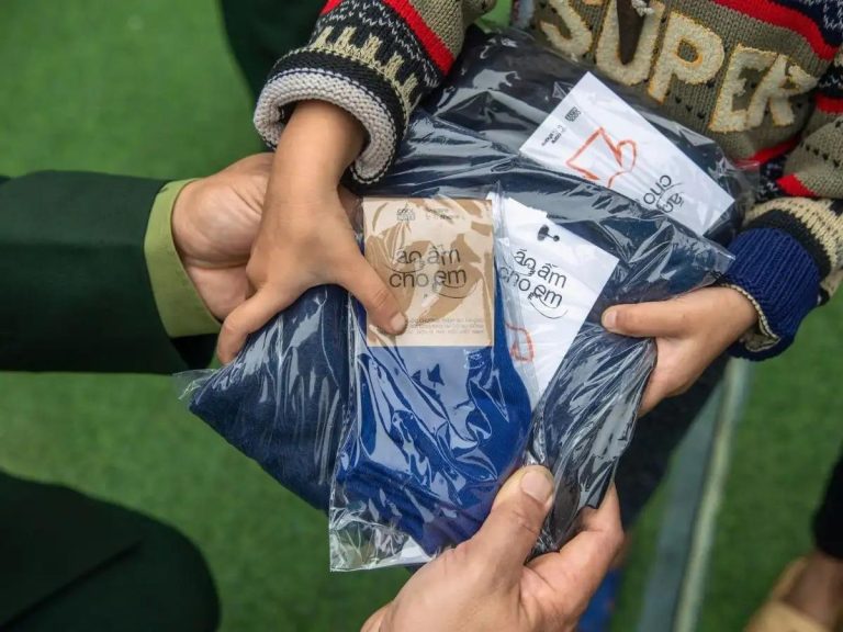 Áo Ấm Cho Em: Ấm Áp Mùa Đông, Rạng Ngời Tương Lai