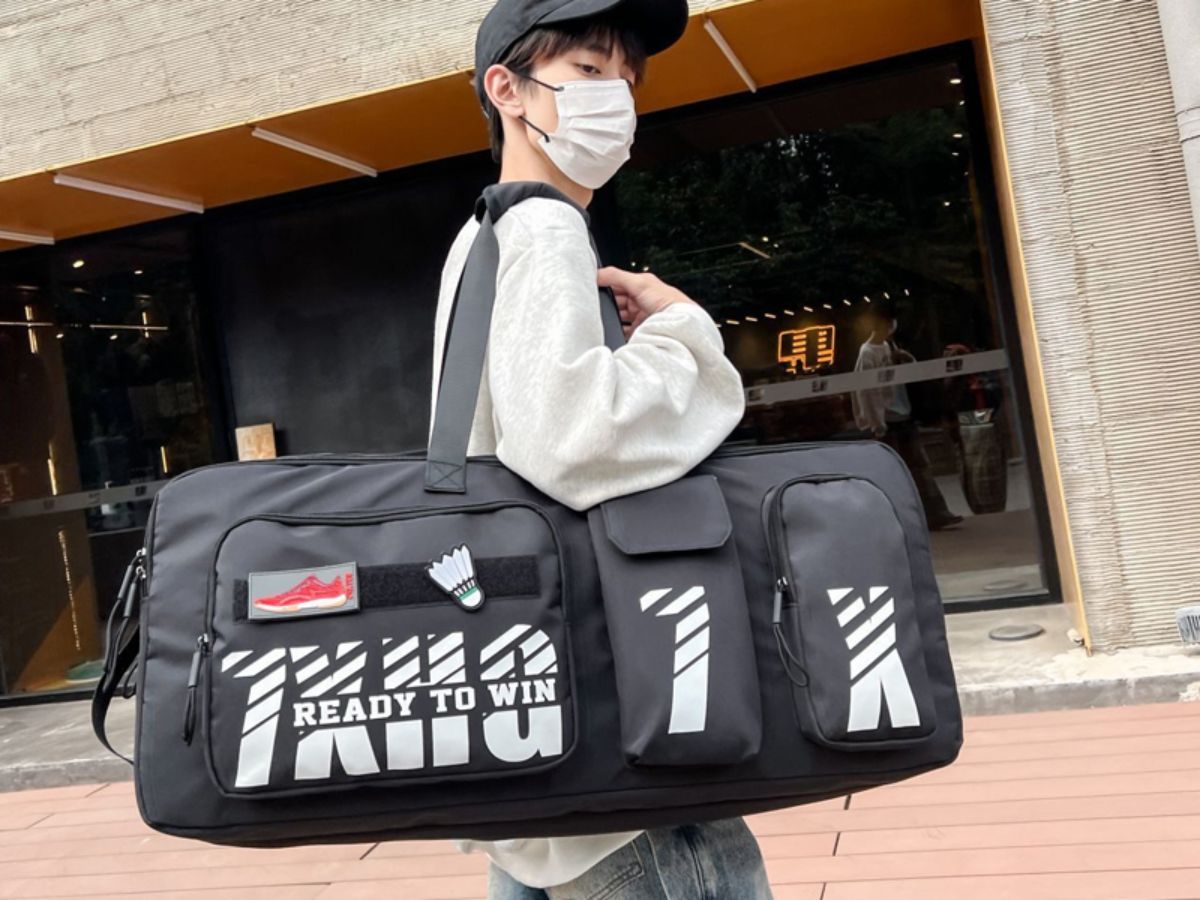 Một chiếc túi được đeo gọn gàng, đúng tư thế không chỉ tốt cho sức khỏe mà còn thể hiện hình ảnh của một người chơi chỉn chu