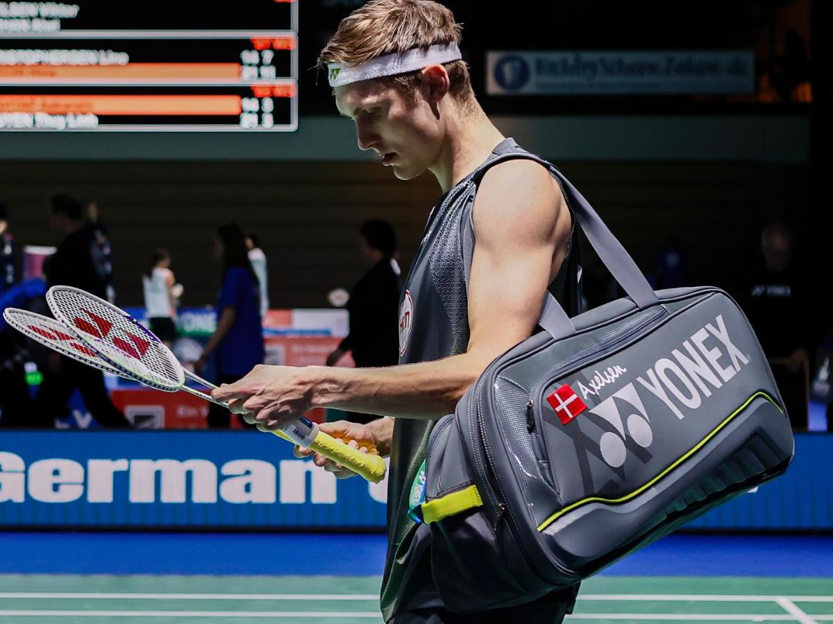 Sau khi đeo túi, hãy tự kiểm tra xem túi có bị xô lệch về một phía không