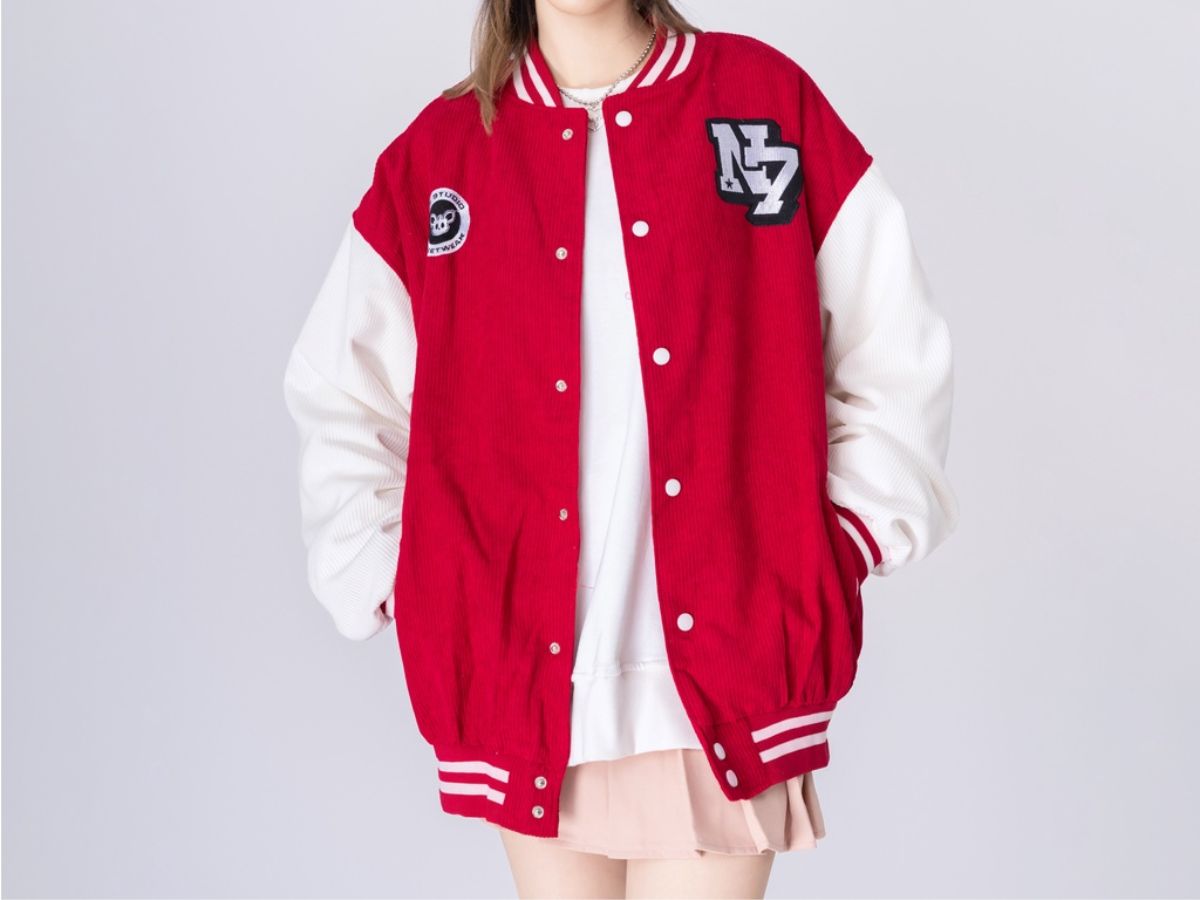 Phối đồ với áo bóng chày nữ năng động