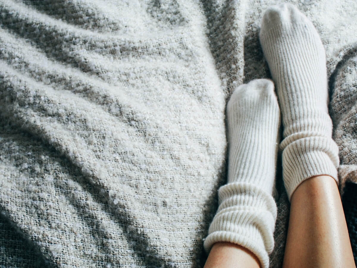 Đeo tất khi ngủ giúp giữ ấm, duy trì nhiệt độ ổn định và hỗ trợ giấc ngủ ngon hơn