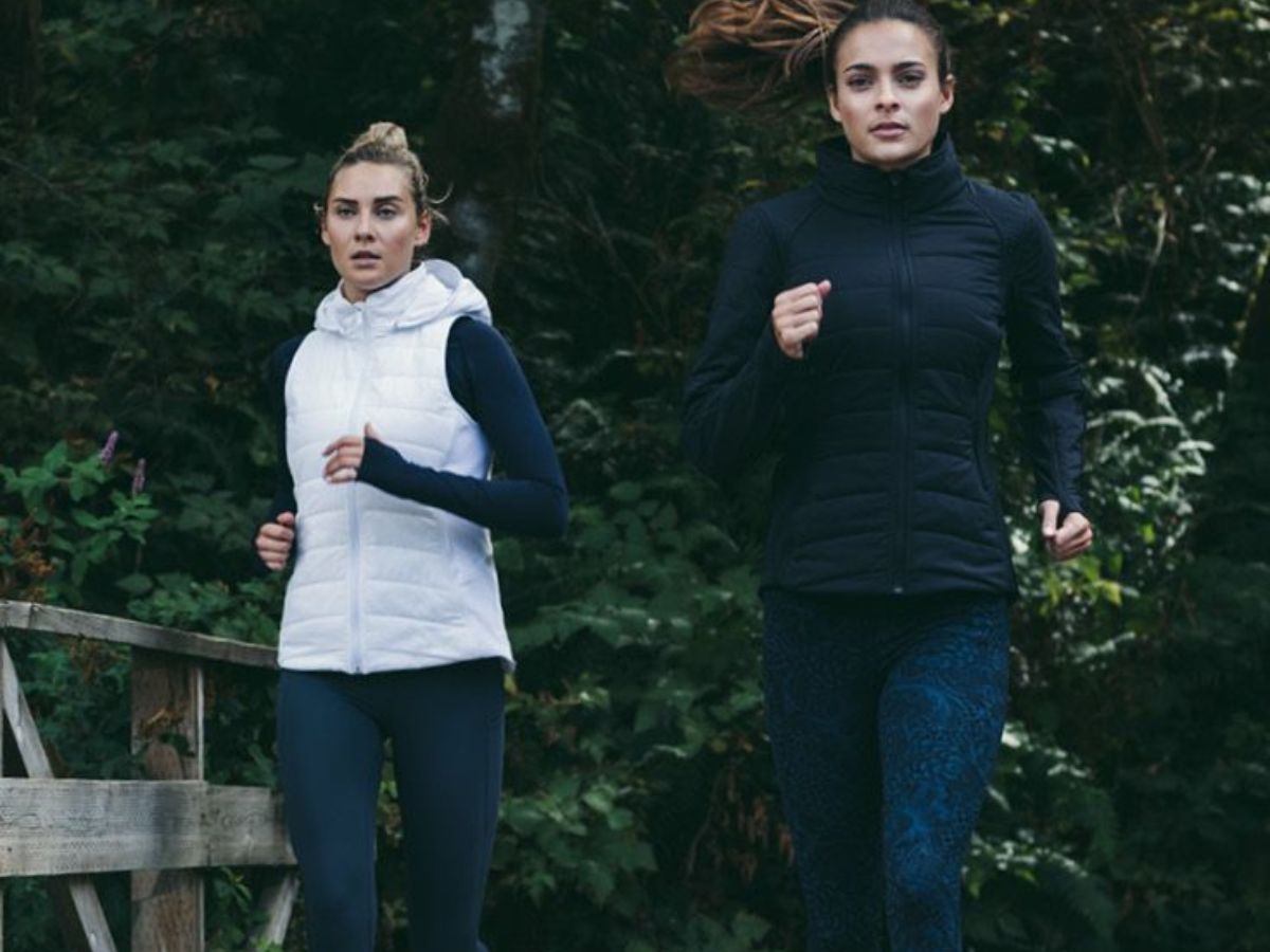 Nên chọn chất liệu giữ ấm và co giãn tốt như polyester, spandex