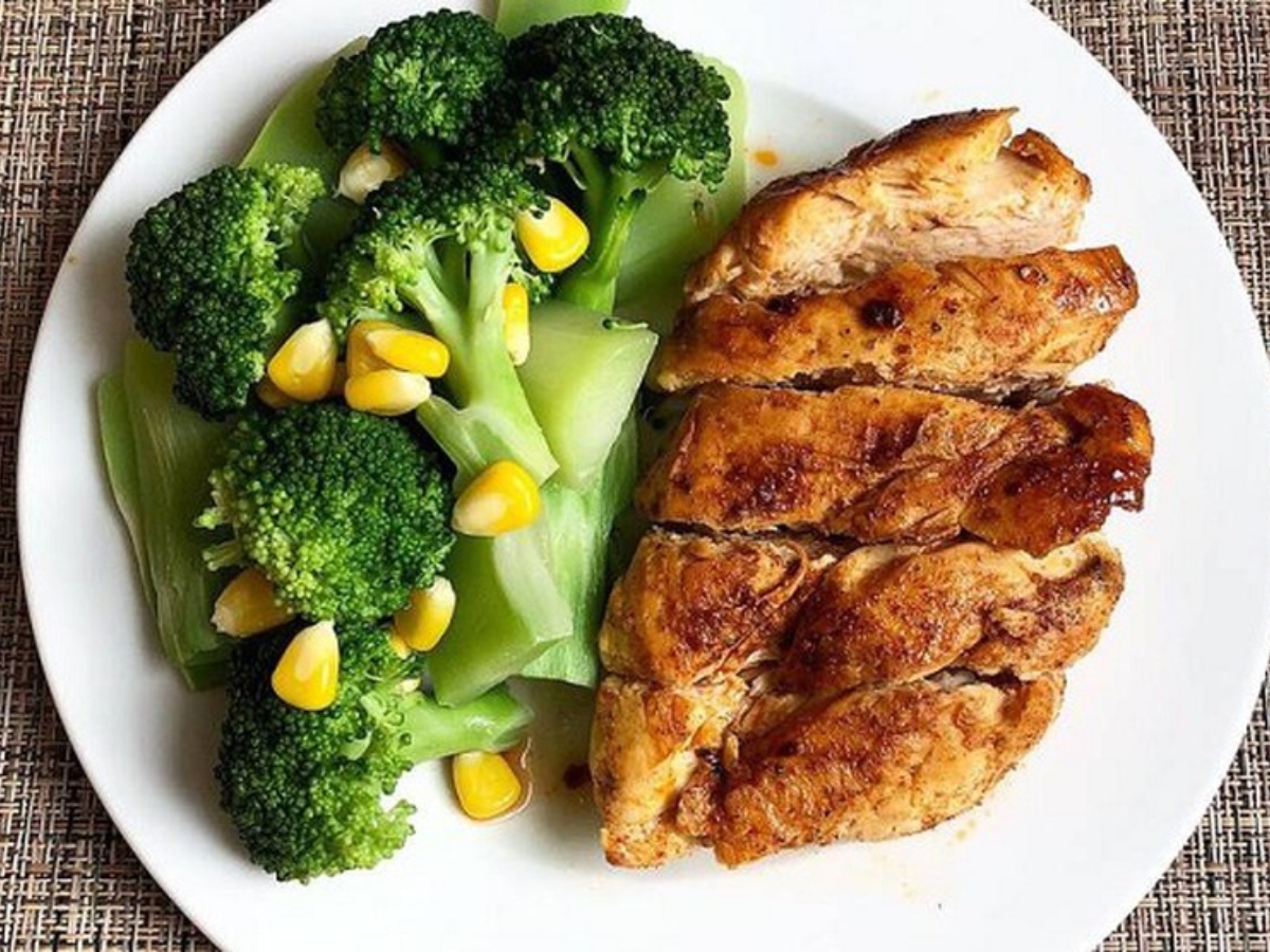 100g ức gà bao nhiêu calo