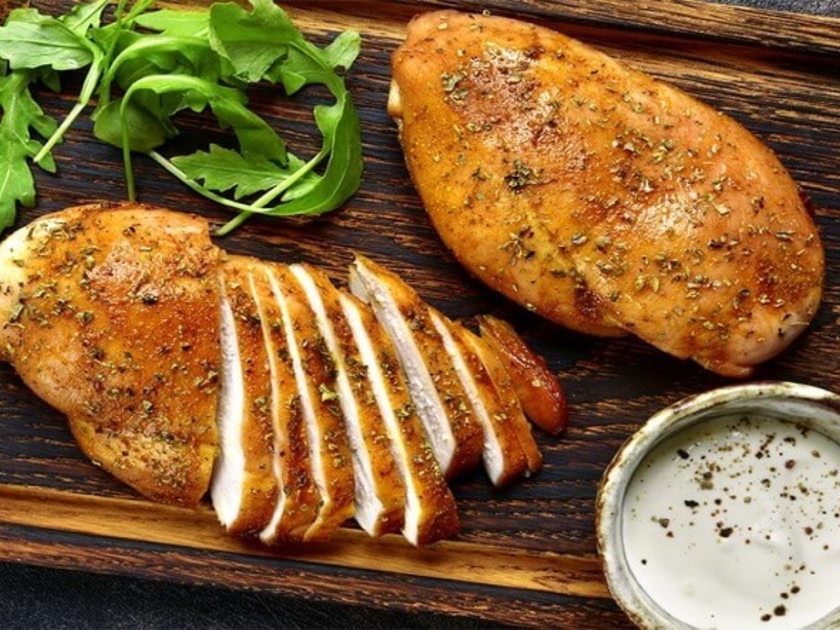 100g ức gà bao nhiêu calo